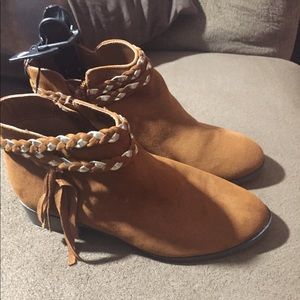 Brown Wonder Nation boots size 4 youth.